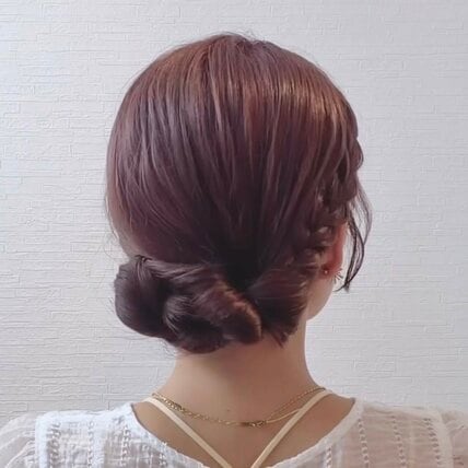 【ヘアゴム2本+クリップで完成】三つ編みとくるりんぱで作る「夏祭りヘアアレンジ」 大人可愛いまとめ髪に「これならできそう！」「可愛い！」の声