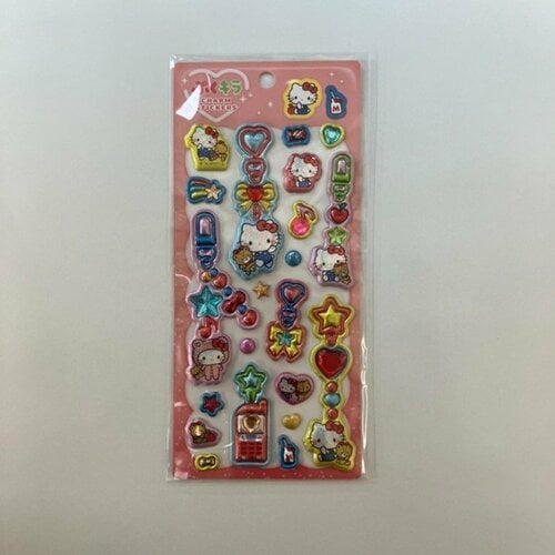 どこか懐かしい「ぷくキラチャームステッカー（ハローキティ）」（539円）