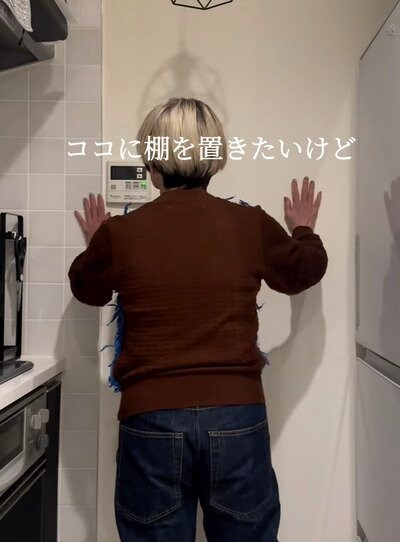 【棚DIY】物の置き場が限られる〈キッチン〉に→板やブラケットを使っておしゃれな〈折りたたみカウンター〉をDIY
