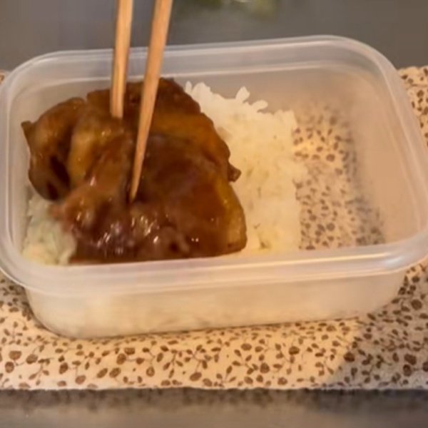 【夫弁当】照り照りのお肉が美味しそう！がっつりいける「豚丼弁当」彩り豊かな手作りおかずにも注目！