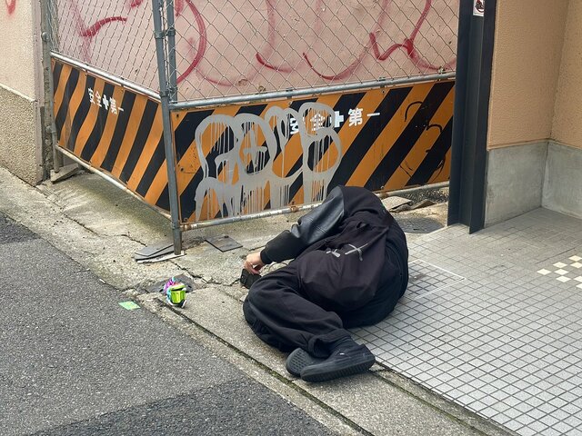 道路脇で寝転ぶ怪しい男性を発見　警察官が声かけして知った真相に「倒れてるかと思ったw」と14万いいね