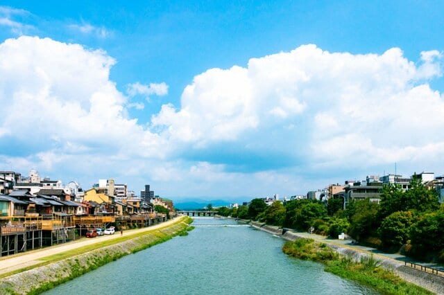 猛暑日の京都で撮影された光景に思わず目を疑う　「鴨川のオフィーリア再び」「暑すぎて気持ちわかる」