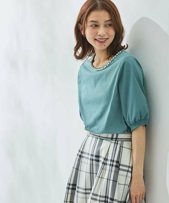 暑い日も心地よく着られる綿素材の〈パール使いトップス〉。続けてオシャレなトップスをご紹介！
