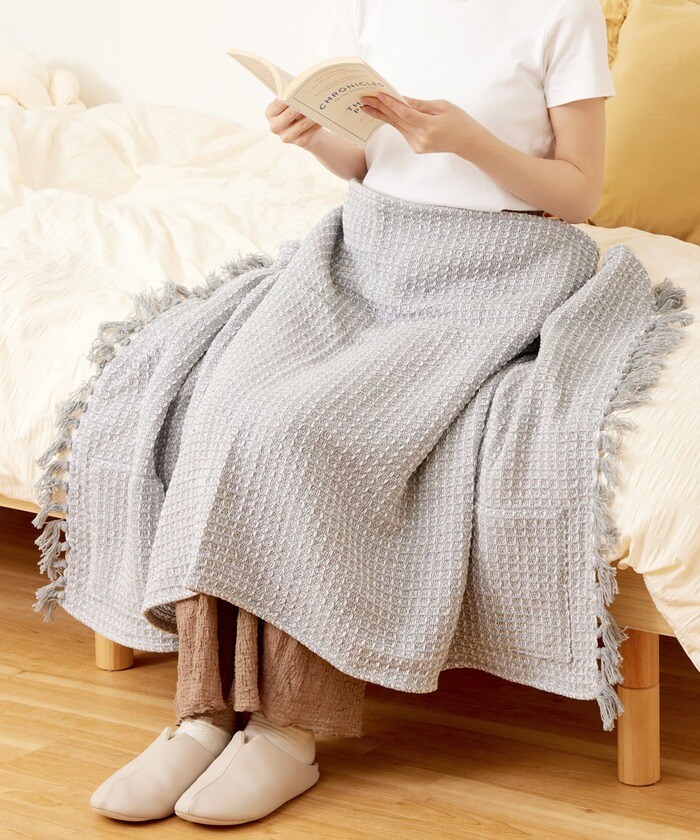 肩掛け、ひざ掛けとして使える2WAY仕様のブランケット
