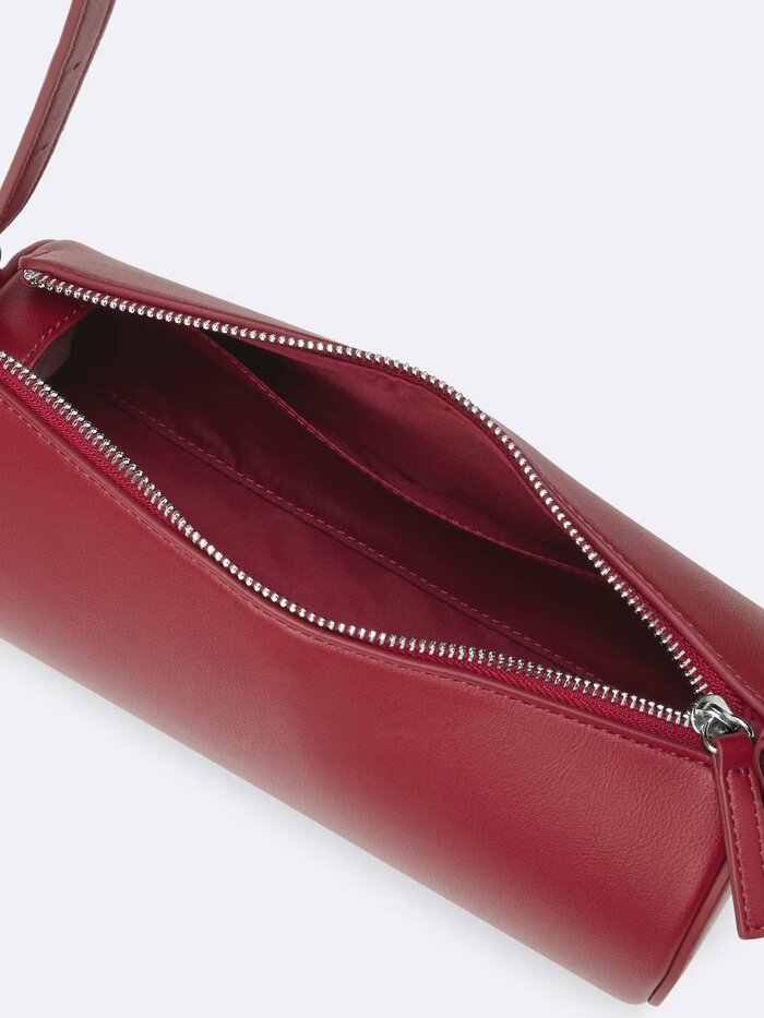 ファスナーが大きく開く仕様になっています