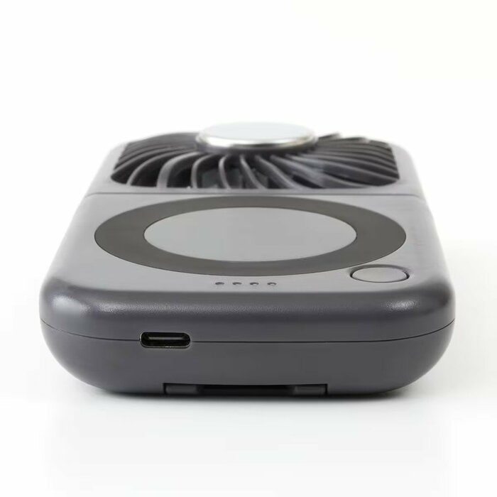 Type-Cポートに接続して手軽に充電できるのも助かります