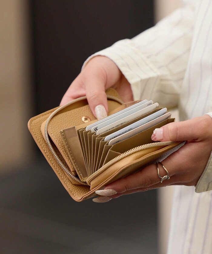 カードポケットの数は全部で9つも備わっています