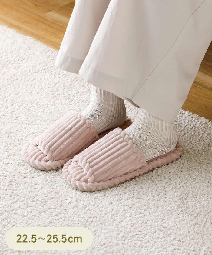 太めのコール素材が存在感を出すコールスリッパ