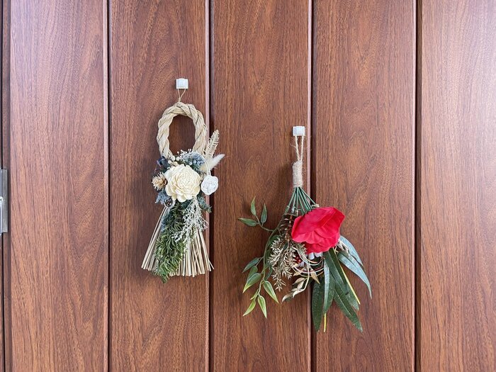 玄関ドアの外側に飾ってみました