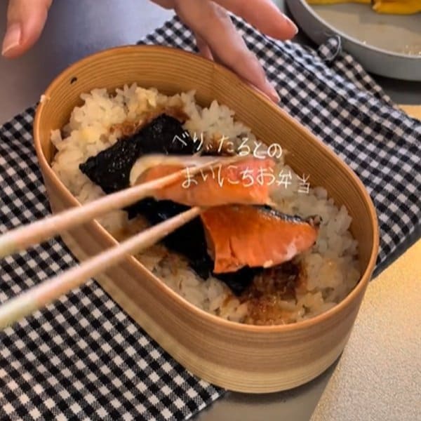 【絶対美味しいやつ】卵焼きやちくわの磯辺揚げ「ご飯が進むおかず」たっぷり　彩り豊かな【鮭のり弁当】が話題