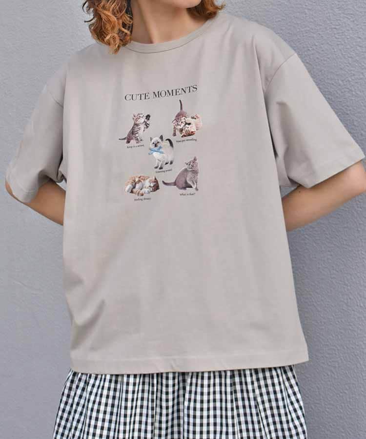 出所：Bleu Bleuet（ブルーブルーエ）公式サイト　CATS CUTE MOMENTS Tシャツ