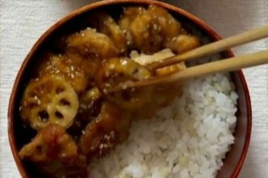 母が作る【夫＆息子弁当】タレをよく絡めた「蓮根と鶏の甘辛炒め」　花の形のゆで卵や「野菜の副菜」で彩り豊かに完成