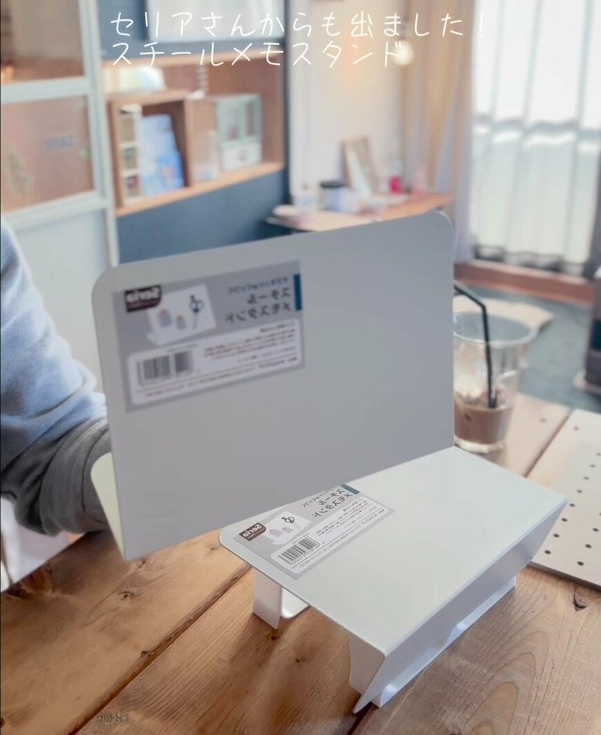 キッチンの「ごちゃつく棚」が……〈セリアのブックエンド〉など100均DIYでスッキリ「ストック収納」に変身！ペットボトルも出し入れしやすく！