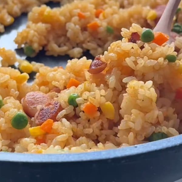 【休み明けに作る単品弁当】スパイシーで冷めても美味しい！満足感抜群な「カレー炒飯弁当」が話題