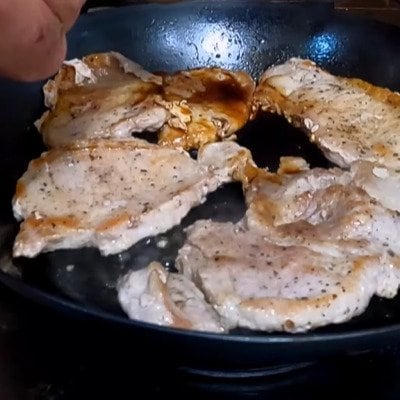 【トンテキ弁当】ご飯の上にお肉をドーン！父が高校生の息子に作る愛情弁当が豪快で美味しそう