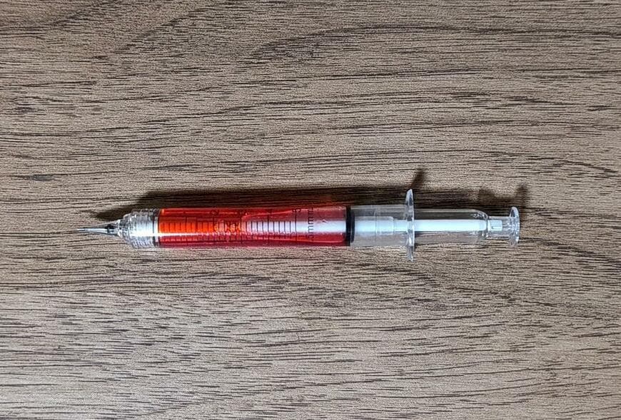 筆者撮影（キャンドゥ、注射器型シャープペンシル）