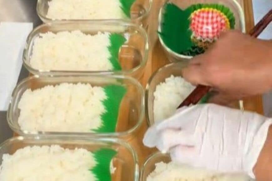 【娘の友人の分まで】母が朝5時前から作る「ボリュームたっぷり弁当」　おかずもりもりの弁当がたまらない…