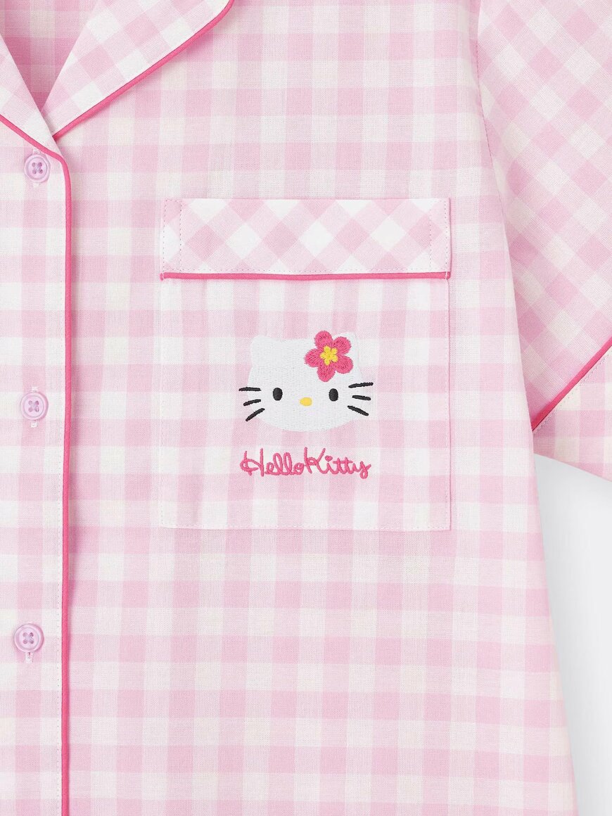 出所:GU「ハローキティ コットンパジャマ(半袖&ショートパンツ)」