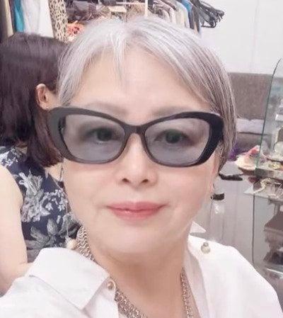 【67歳マダム】「ホワイトシャツ×デニム」の上品で美しいシンプルコーデを披露！「かっこいい」「とても素敵！」の声