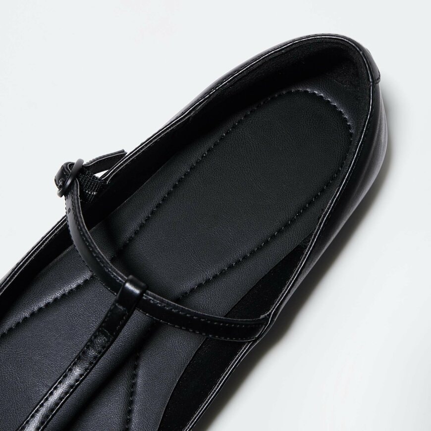 出所：ユニクロ公式　Tストラップバレエシューズ