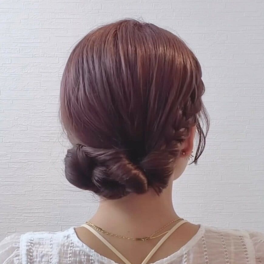 【ヘアゴム2本+クリップで完成】三つ編みとくるりんぱで作る「夏祭りヘアアレンジ」 大人可愛いまとめ髪に「これならできそう！」「可愛い！」の声