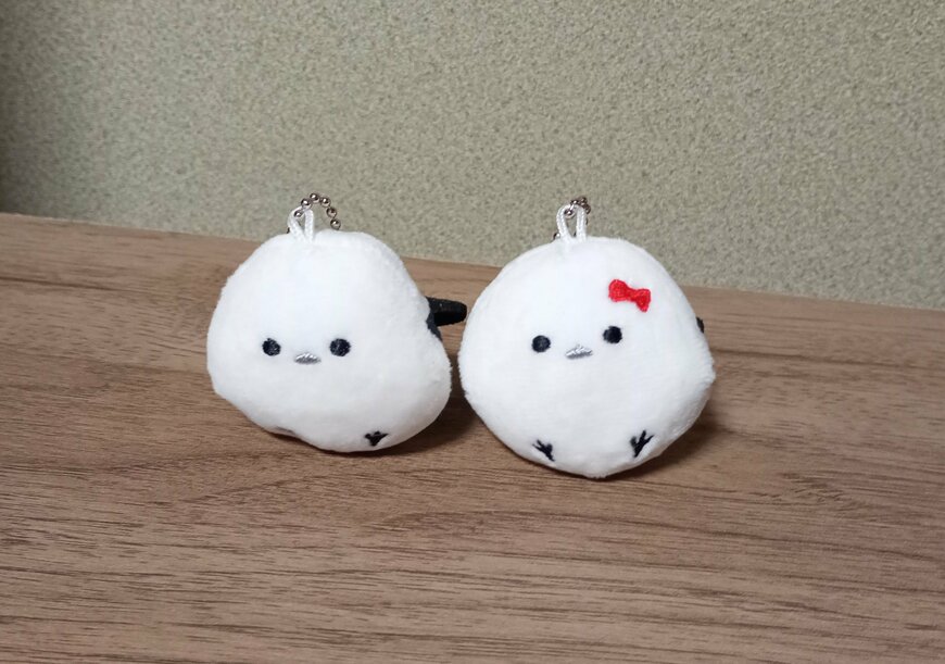 筆者撮影（セリア、マスコットキーホルダーふわふわシマエナガ・マスコットキーホルダーふわふわシマエナガ 赤いリボン）