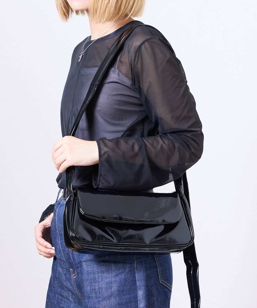 出所：3COINS公式　スクエアショルダーバッグ