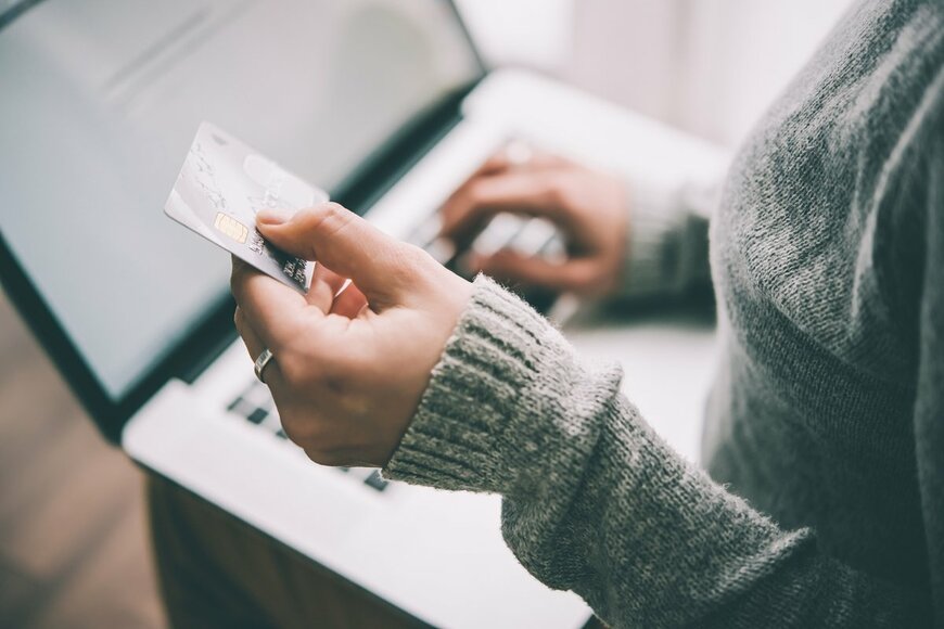 【クレカ比較】オリコ「Orico Card THE POINT」とLINE「Visa LINE Pay クレジットカード」はどちらがポイントを貯めやすいクレジットカードか