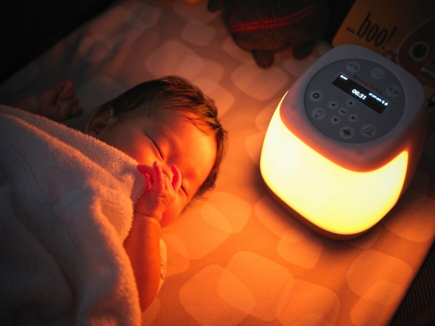 赤ちゃんの夜泣きは制御可能？世界初の睡眠指導ベッドライトで寝かしつけの苦労が激減した話