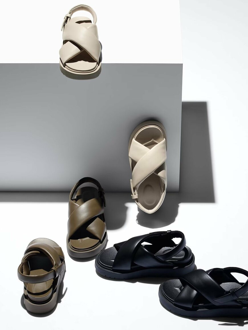 ユニクロ公式　クロスストラップサンダル　画像