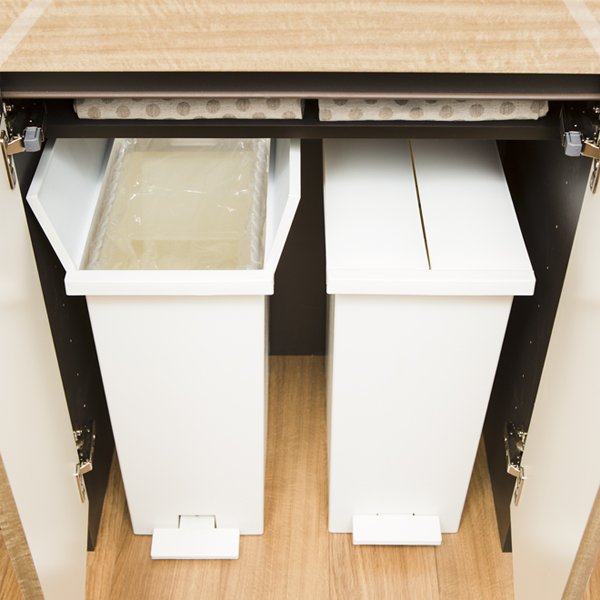 両開きの蓋が特徴的な、足踏み式のダストボックス