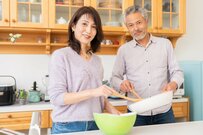 【60歳代】厚生年金は「月平均約14万3000円」国民年金は？就業率と平均年収も