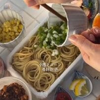 妻が夫に作る「麻辣混ぜそば弁当」がたまらない…　彩り豊かな一品がおいしそう