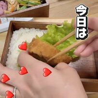 「必ず最後に母が勝つ」反抗期の娘に作る【おかんのおふざけ弁当】カツの上にまさかの写真を添えて面白さ200%！コメント欄も爆笑の嵐