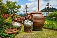 滋賀県甲賀市で撮影された「意外な置物」　たぬきじゃない信楽焼が並ぶ光景がほほえましい