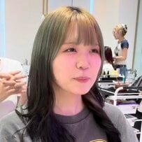 「青くしとこっかな」髪色のチョイスに迷った女性…プロのカラーで色落ち過程も綺麗な「深みブルー系ヘア」に！