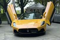 ガルウイングの車を見た1歳児　予想の斜め上を行く行動に笑ってしまう「素晴らしい感性」