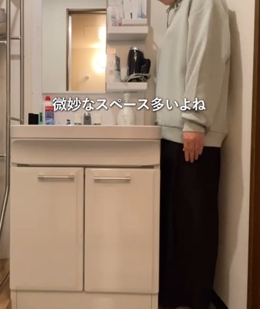 変身前の洗面台横の隙間