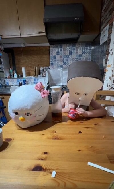 ストローを使ってお茶を飲む様子