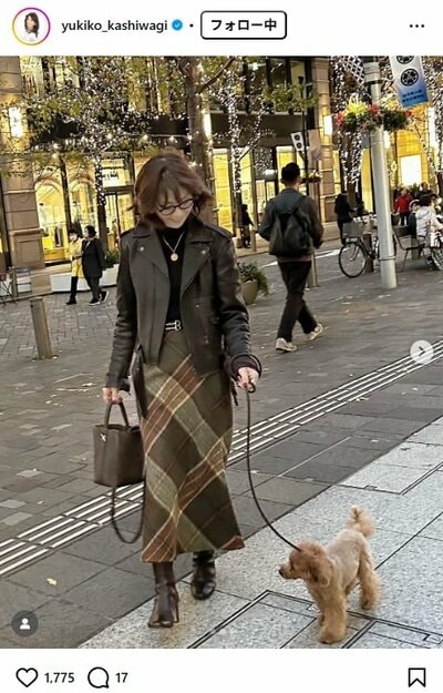 柏木由紀子のライダースジャケットとチェックのロングスカートコーデ