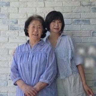 【60歳娘＆88歳母のリンクコーデ】ストライプシャツをリンク！ブルー基調の「爽やか親子コーデ」が素敵