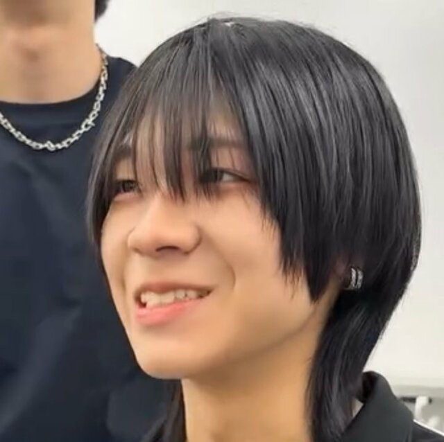 就活に向けて中性ウルフからマッシュウルフへ。プロにお任せで爽やかなヘアにスタイルチェンジ