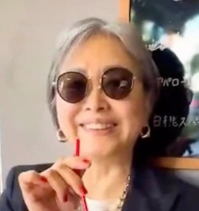 【67歳マダム】〈UNIQLOのベージュパンツ×ジャケット〉で大人カジュアルコーデ「かっこいい！」「素敵！」の声