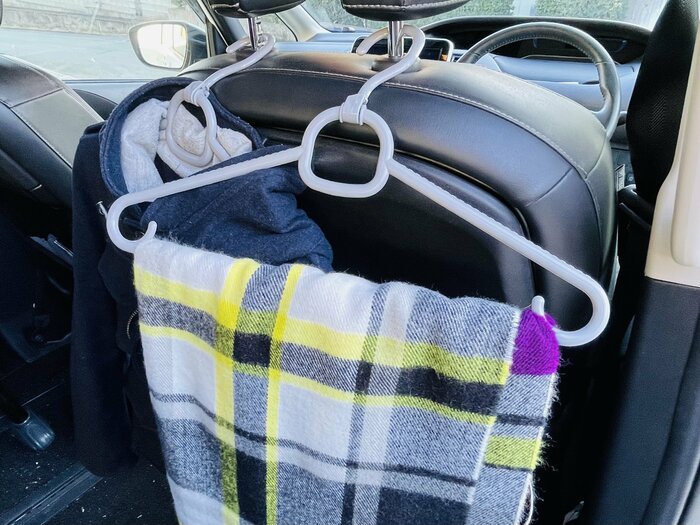 アウター以外にも、マフラーやストールが掛けられます