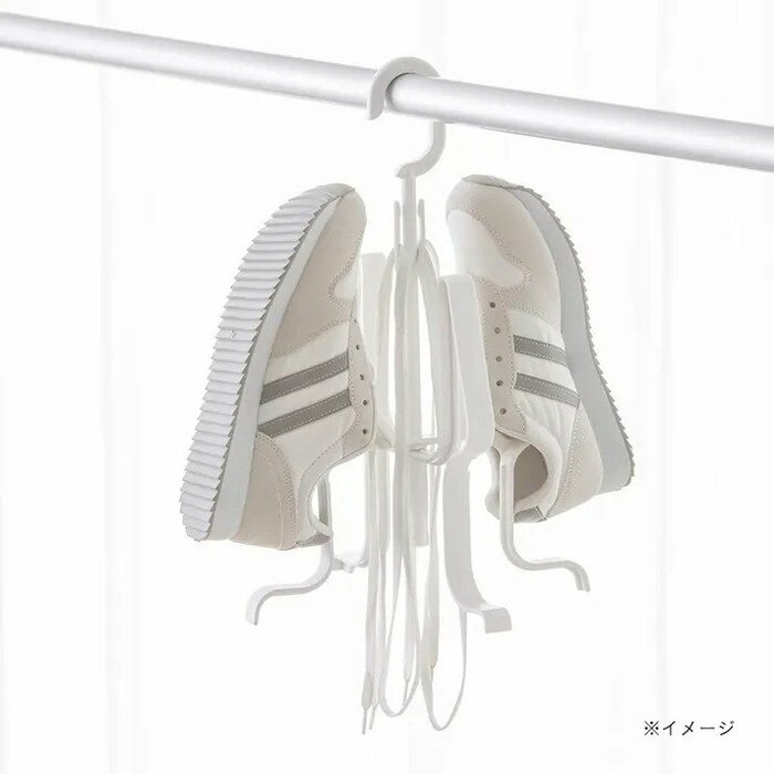 物干し竿が使える日は上部のフックを掛けて、使えない日は立てられます