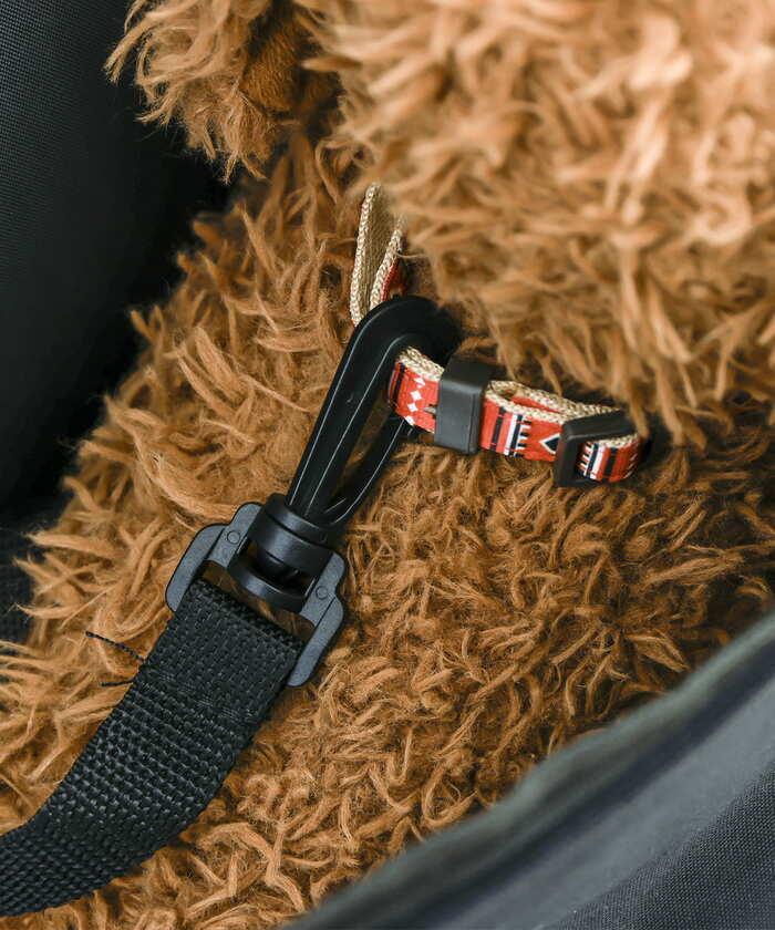 内側には猫ちゃんが飛び出さないようストラップが付いています