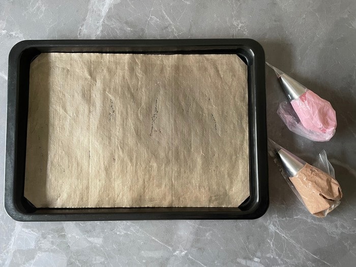 生地ができたら各色2／3の量を絞り袋に詰めます