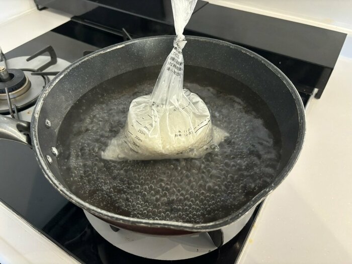 自宅のガスコンロとお鍋を使って湯せんをしていきます