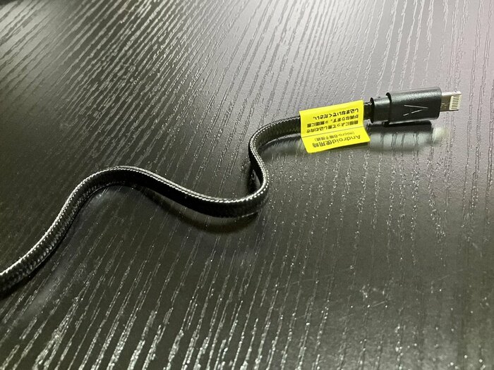 平らな形状で絡みにくいフラットケーブル