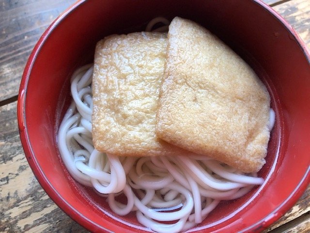 『干しうどん』をきつねうどんに（筆者撮影）